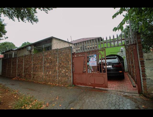 4 BEDROOM HOUSE FOR SALE IN BEZUIDENHOUT VALLEY